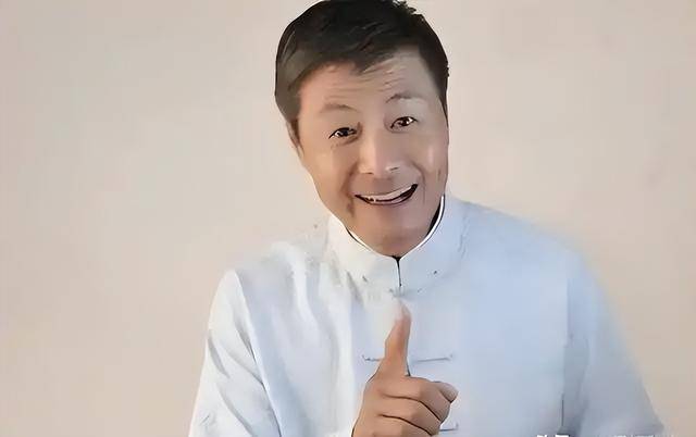 從相聲奇才到“階下囚”，當(dāng)紅時(shí)拋下馮鞏移居海外后，劉偉怎樣了