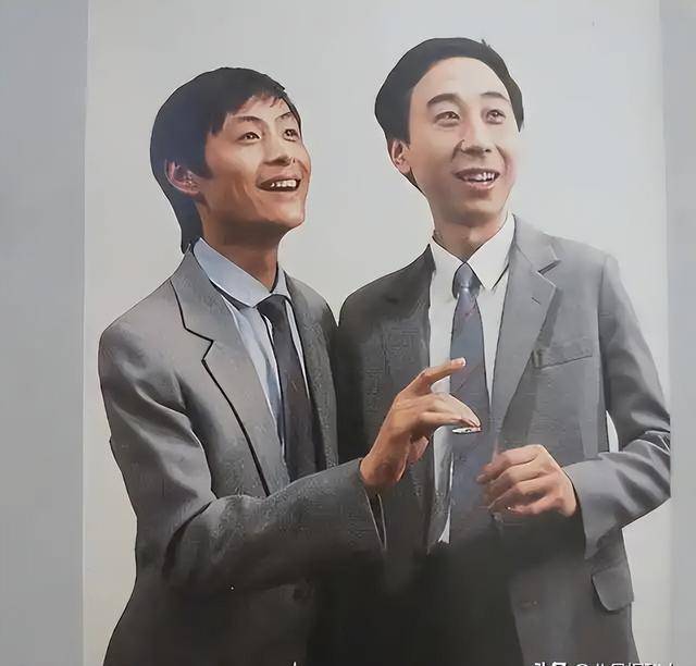 從相聲奇才到“階下囚”，當(dāng)紅時(shí)拋下馮鞏移居海外后，劉偉怎樣了