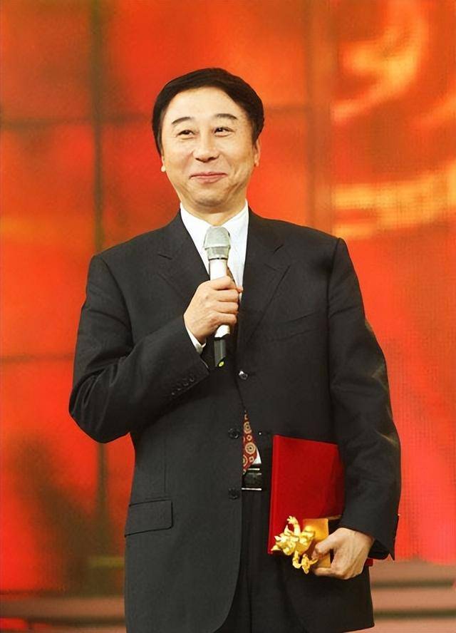 從相聲奇才到“階下囚”，當(dāng)紅時(shí)拋下馮鞏移居海外后，劉偉怎樣了