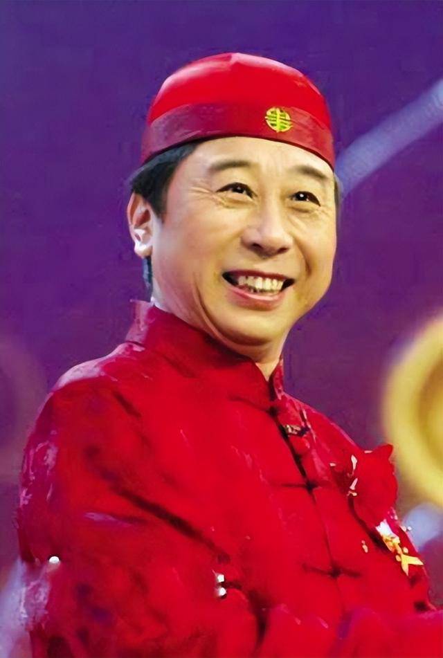 從相聲奇才到“階下囚”，當(dāng)紅時(shí)拋下馮鞏移居海外后，劉偉怎樣了