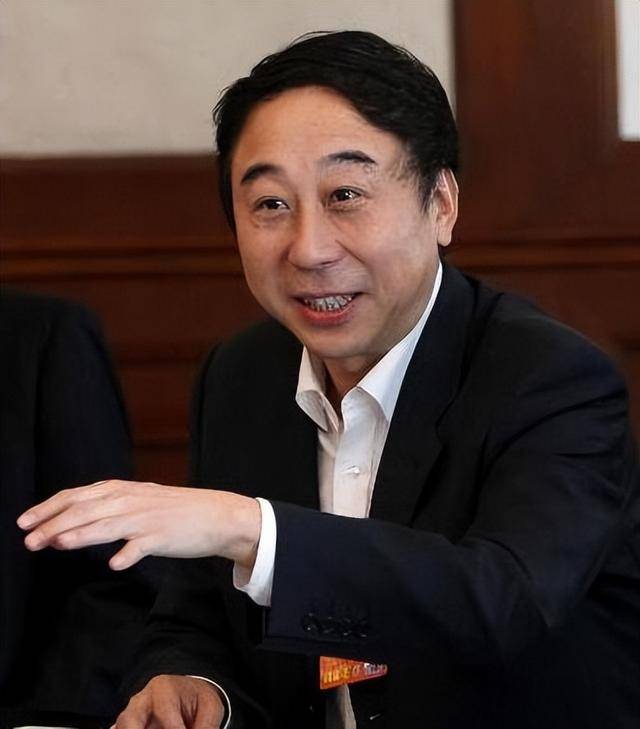 從相聲奇才到“階下囚”，當(dāng)紅時(shí)拋下馮鞏移居海外后，劉偉怎樣了