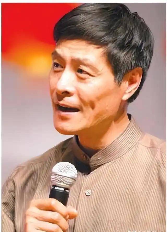從相聲奇才到“階下囚”，當(dāng)紅時(shí)拋下馮鞏移居海外后，劉偉怎樣了