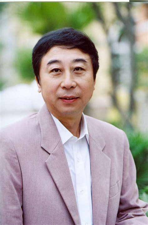 從相聲奇才到“階下囚”，當(dāng)紅時(shí)拋下馮鞏移居海外后，劉偉怎樣了