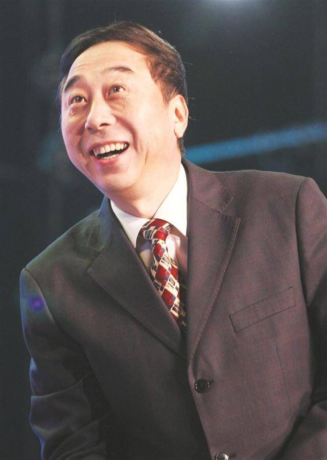 從相聲奇才到“階下囚”，當(dāng)紅時(shí)拋下馮鞏移居海外后，劉偉怎樣了