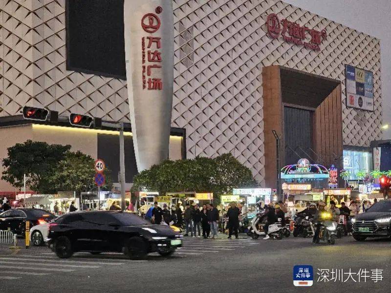 深圳一商圈50米40多個(gè)攤位，還擺上機(jī)動(dòng)車道！街道辦：清理整治勸導(dǎo)