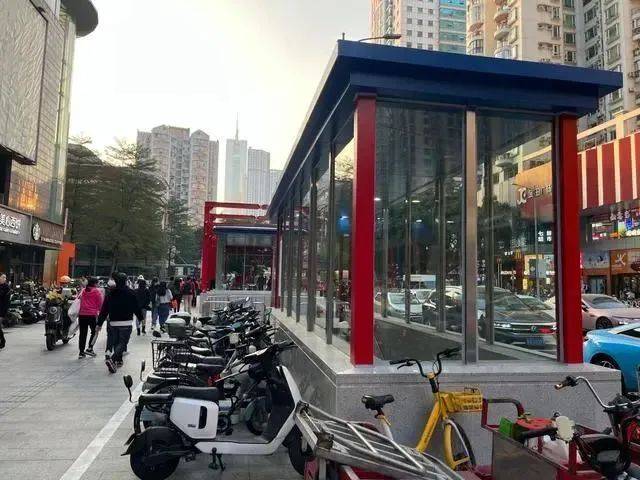 廣州出現(xiàn)“超迷你”地鐵口，僅容兩人并排走