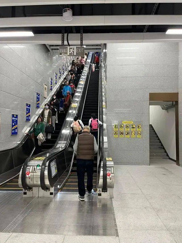 廣州出現(xiàn)“超迷你”地鐵口，僅容兩人并排走
