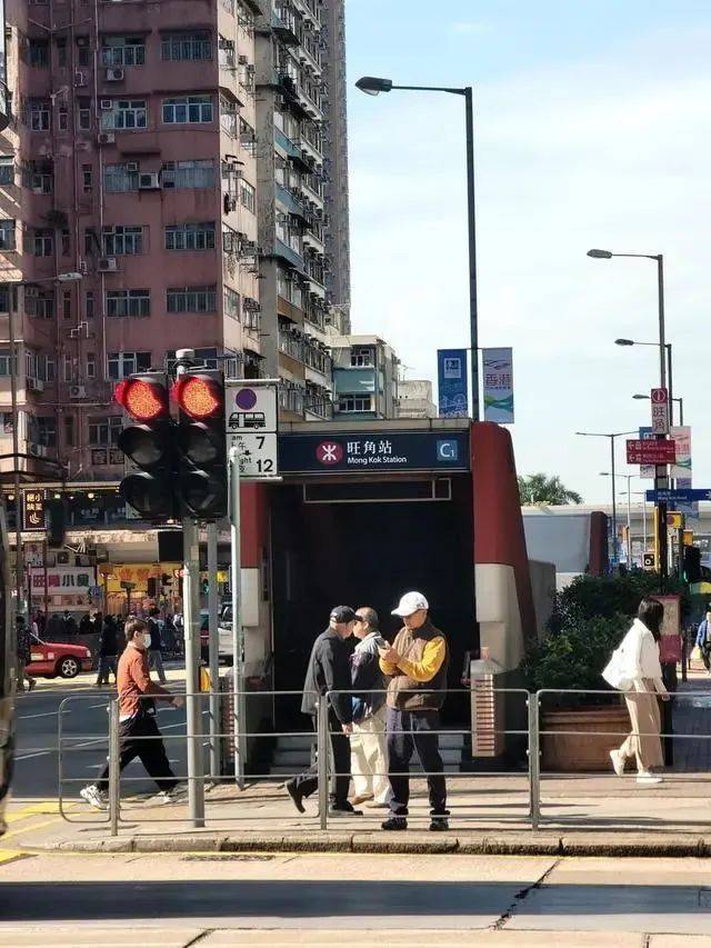 廣州出現(xiàn)“超迷你”地鐵口，僅容兩人并排走