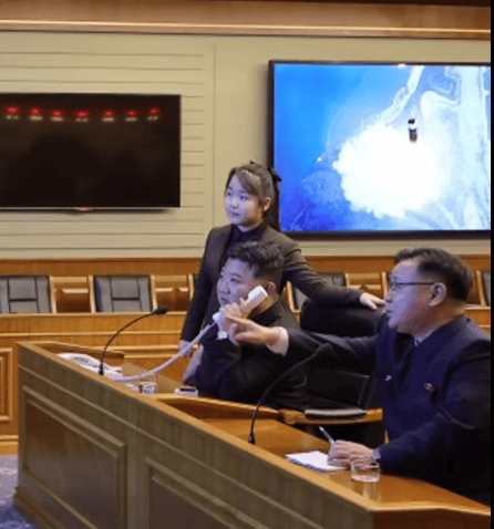 朝鮮試射新型導(dǎo)彈，金正恩攜女觀看