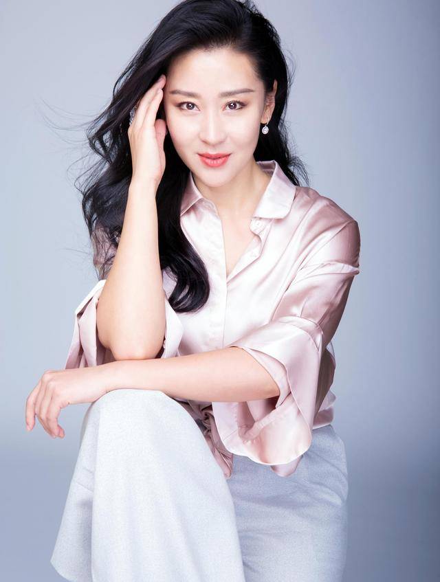 苗圃：父親病重讓羅晉掏空積蓄，出院后轉(zhuǎn)身嫁給了大21歲百億富商