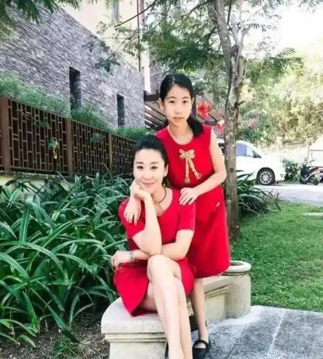 苗圃：父親病重讓羅晉掏空積蓄，出院后轉(zhuǎn)身嫁給了大21歲百億富商