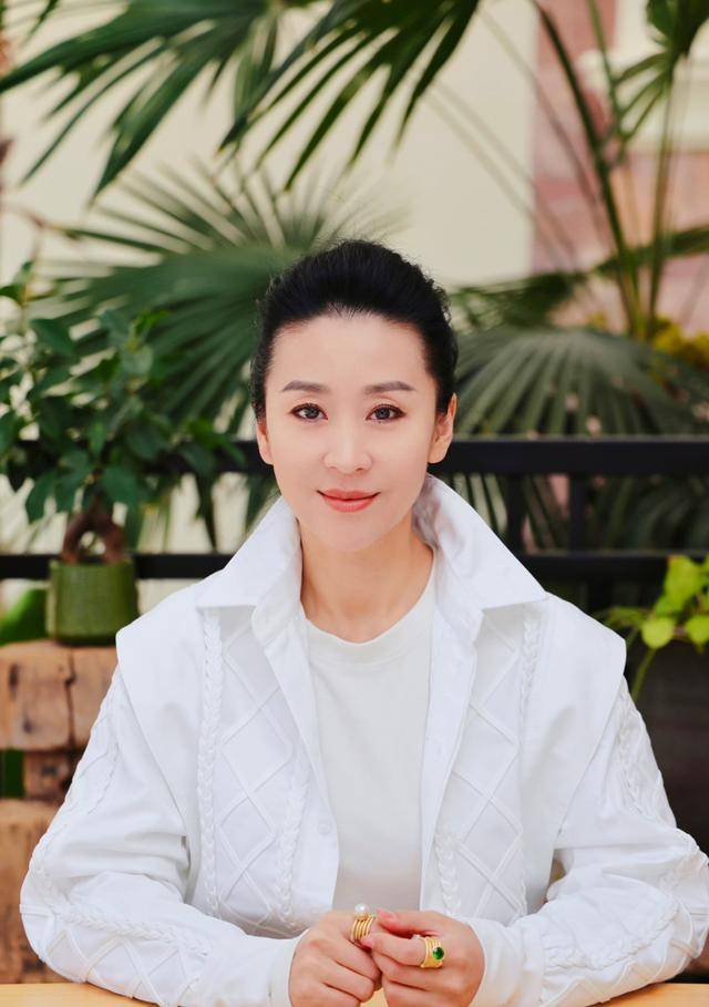 苗圃：父親病重讓羅晉掏空積蓄，出院后轉(zhuǎn)身嫁給了大21歲百億富商