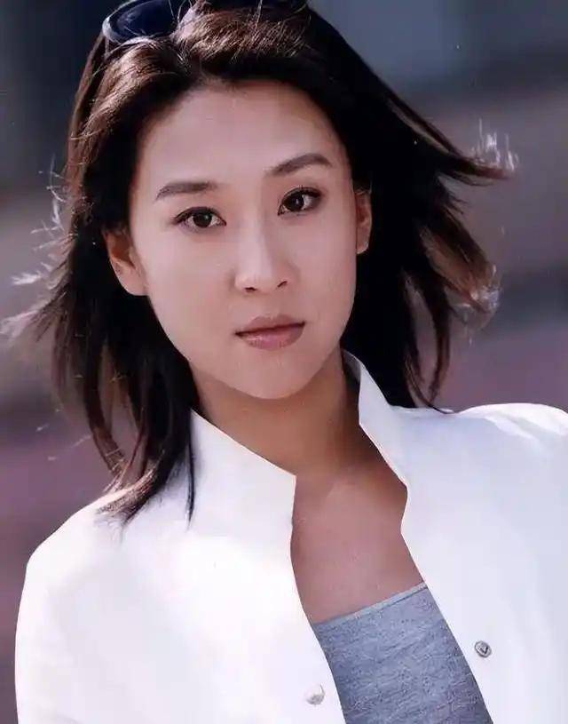 苗圃：父親病重讓羅晉掏空積蓄，出院后轉(zhuǎn)身嫁給了大21歲百億富商