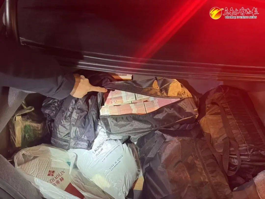 烏魯木齊一車主550萬(wàn)元現(xiàn)金放車上，車門還沒鎖......