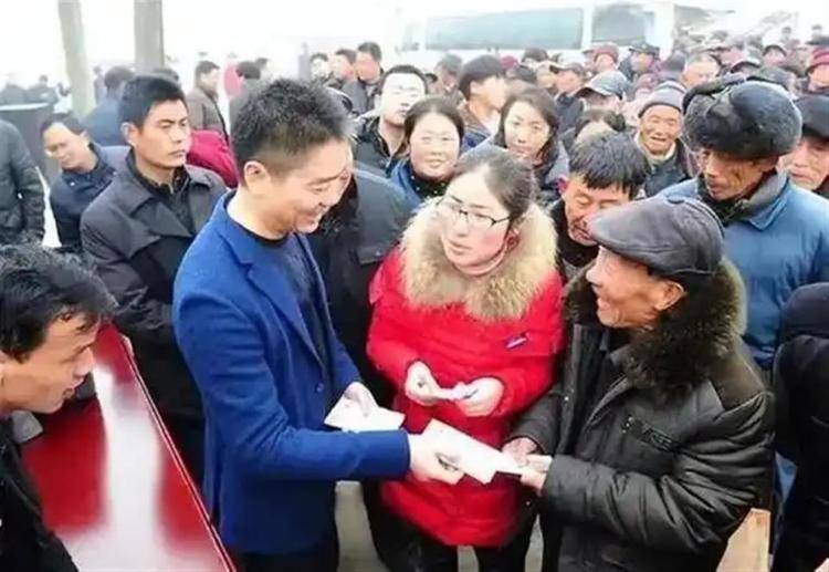 劉強東給老家鄉(xiāng)親們的年貨已到，還給他的每位小學(xué)老師準備10萬元紅包