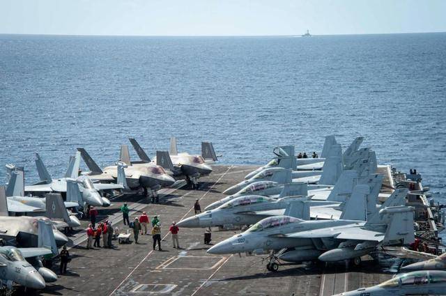 中美軍機黃巖島交鋒：美偵察機從頭頂飛過，轟6K掛彈升空