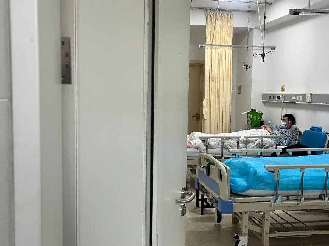 98年民警抓捕嫌犯時(shí)受傷流血，經(jīng)調(diào)查嫌犯5人有3人患艾滋，最新進(jìn)展：正留院觀察