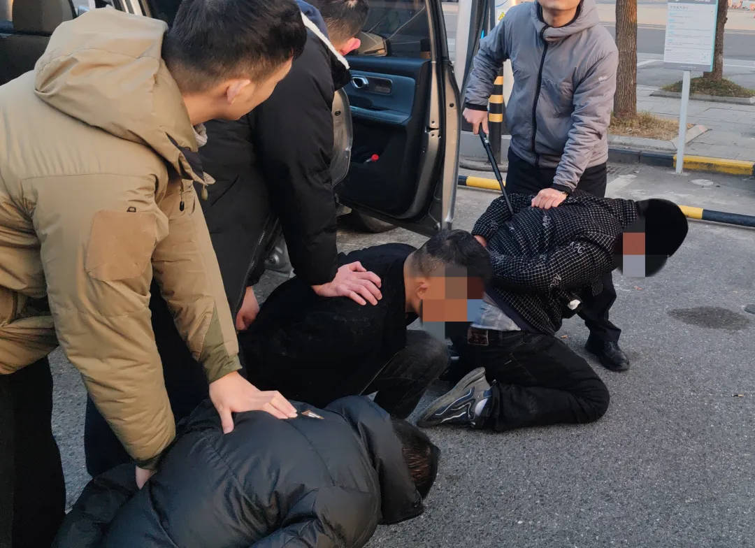 98年民警抓捕嫌犯時(shí)受傷流血，經(jīng)調(diào)查嫌犯5人有3人患艾滋，最新進(jìn)展：正留院觀察