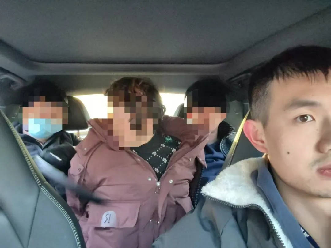 98年民警抓捕嫌犯時(shí)受傷流血，經(jīng)調(diào)查嫌犯5人有3人患艾滋，最新進(jìn)展：正留院觀察