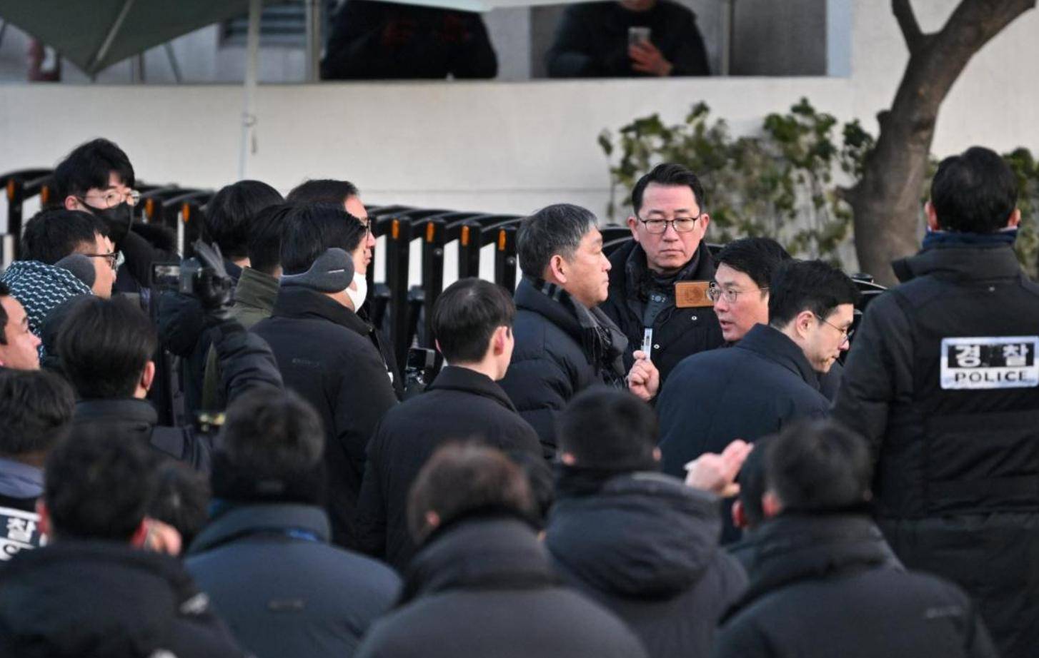 韓國政壇轟動！尹錫悅拒逮捕，軍方站臺，公調(diào)處能否一網(wǎng)打盡？