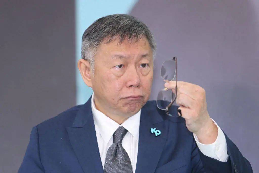 24小時(shí)內(nèi)，全島曝“入黨”潮，第二個(gè)柯文哲冒頭，臺(tái)黨團(tuán)開(kāi)始罷免