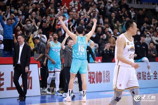 熱血沸騰！青島男籃最后三分鐘14-0絕地翻盤，隊史首次單賽季雙殺遼寧