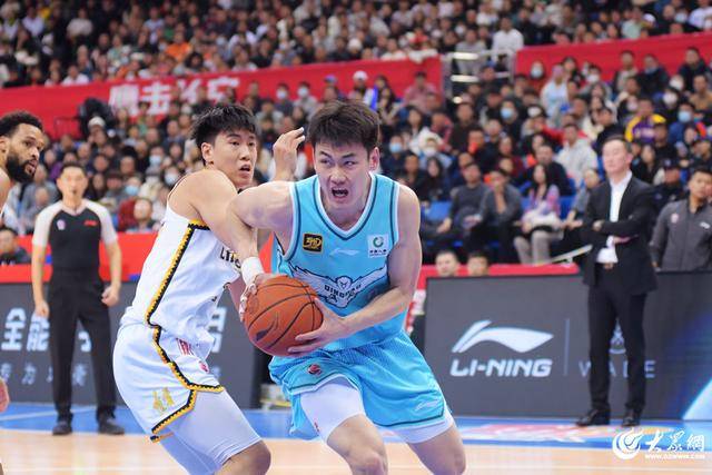 熱血沸騰！青島男籃最后三分鐘14-0絕地翻盤，隊史首次單賽季雙殺遼寧