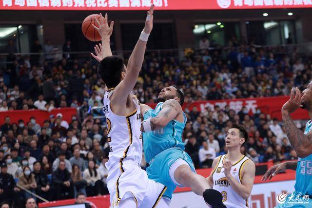 熱血沸騰！青島男籃最后三分鐘14-0絕地翻盤，隊史首次單賽季雙殺遼寧