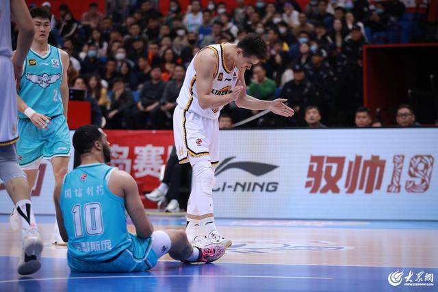 熱血沸騰！青島男籃最后三分鐘14-0絕地翻盤，隊史首次單賽季雙殺遼寧