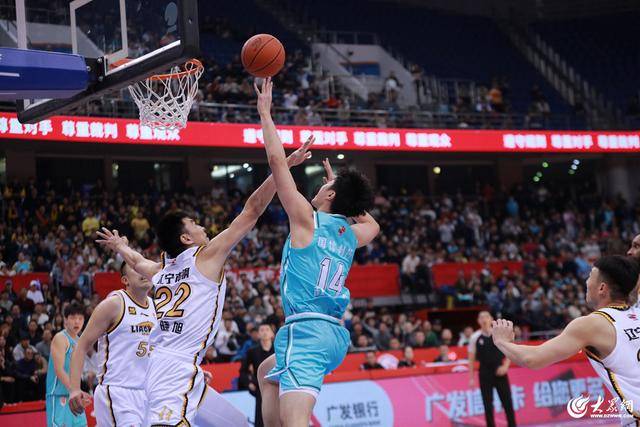 熱血沸騰！青島男籃最后三分鐘14-0絕地翻盤，隊史首次單賽季雙殺遼寧