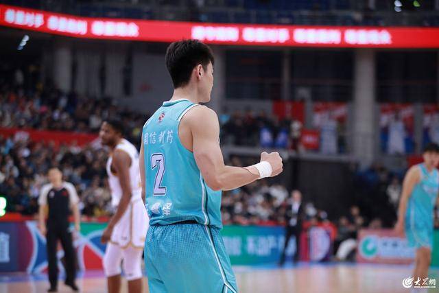 熱血沸騰！青島男籃最后三分鐘14-0絕地翻盤，隊史首次單賽季雙殺遼寧