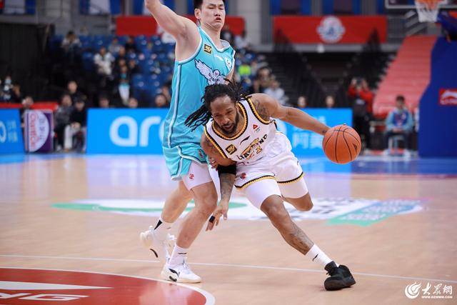 熱血沸騰！青島男籃最后三分鐘14-0絕地翻盤，隊史首次單賽季雙殺遼寧