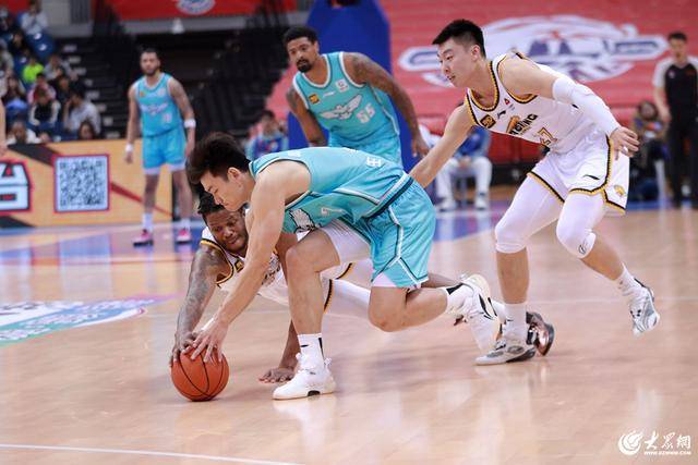 熱血沸騰！青島男籃最后三分鐘14-0絕地翻盤，隊史首次單賽季雙殺遼寧