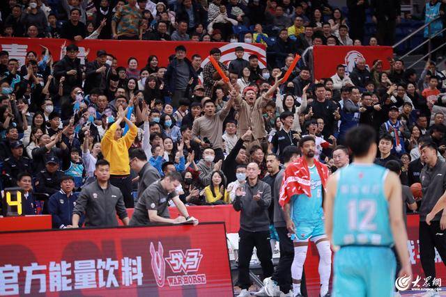 熱血沸騰！青島男籃最后三分鐘14-0絕地翻盤，隊史首次單賽季雙殺遼寧