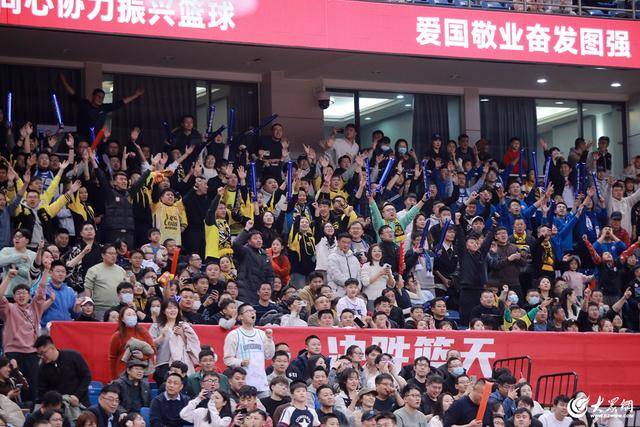 熱血沸騰！青島男籃最后三分鐘14-0絕地翻盤，隊史首次單賽季雙殺遼寧