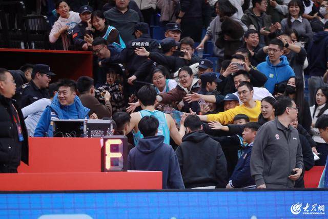 熱血沸騰！青島男籃最后三分鐘14-0絕地翻盤，隊史首次單賽季雙殺遼寧