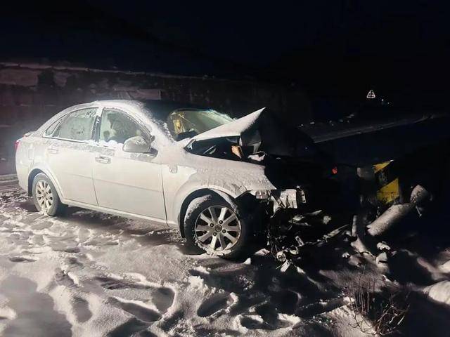 浙江女司機(jī)雪夜被困川西高原，為避免墜崖撞向路邊防護(hù)欄受傷 警方凌晨緊急救援