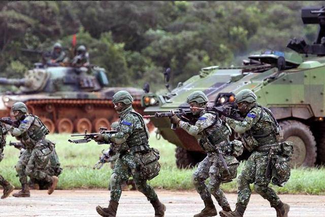 解放軍強(qiáng)力“打獨(dú)”效果顯現(xiàn)：島內(nèi)戰(zhàn)機(jī)沒人開，坦克沒人駕駛，賠錢退伍暴增4倍！
