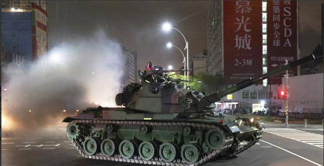 解放軍強(qiáng)力“打獨(dú)”效果顯現(xiàn)：島內(nèi)戰(zhàn)機(jī)沒人開，坦克沒人駕駛，賠錢退伍暴增4倍！