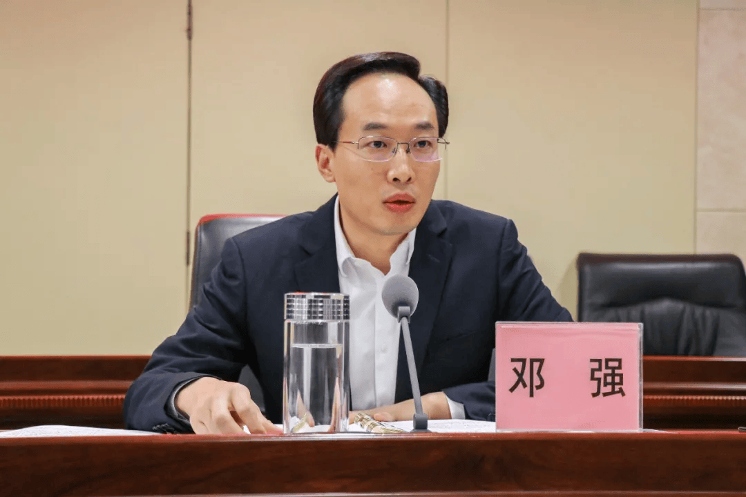 “80后”縣長鄧強(qiáng)，嚴(yán)重違反黨的政治紀(jì)律、組織紀(jì)律、廉潔紀(jì)律、工作紀(jì)律和生活紀(jì)律