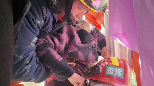 驚險！北京西城一93歲老奶奶，卡在防盜窗里搖搖欲墜……