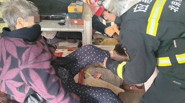 驚險！北京西城一93歲老奶奶，卡在防盜窗里搖搖欲墜……