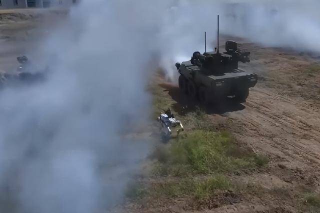 央視曝光解放軍演習(xí)：坦克和機(jī)器狗集群攻擊，美軍給島內(nèi)提了個(gè)醒