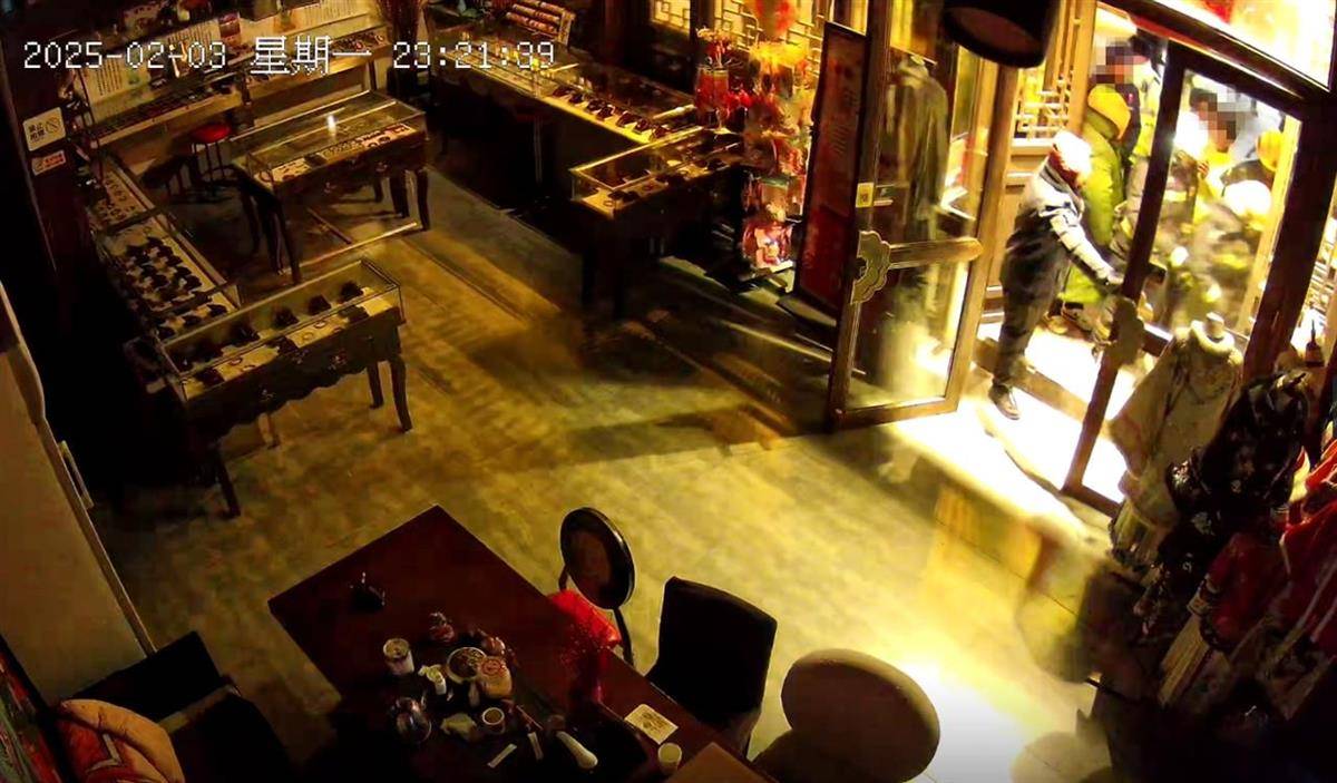 大同官方核查“店鋪被撬鎖開燈”事件，律師：撬鎖入室涉嫌違法，且濫用行政權(quán)力