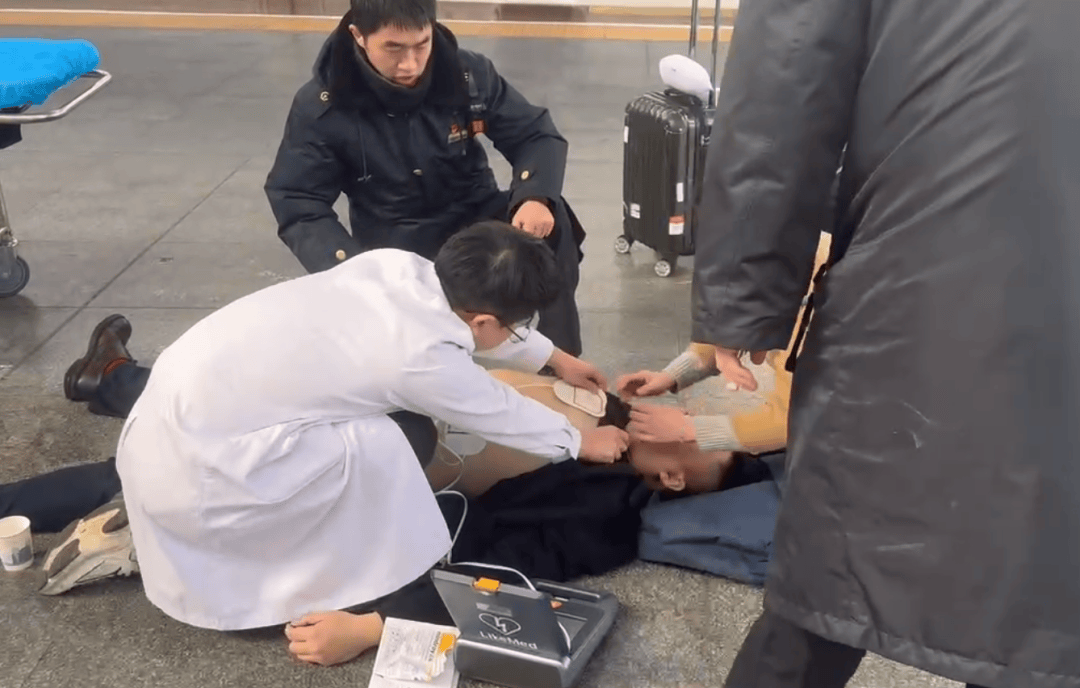 男子在長沙南站心臟驟停暈倒，醒來后第一句話：要趕去上班！