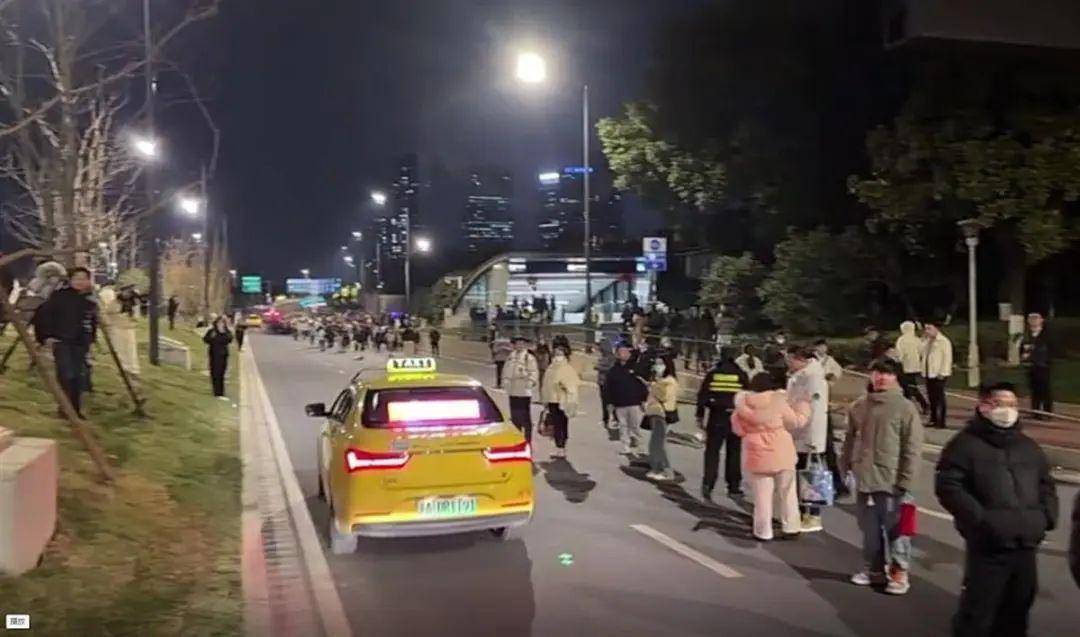 南京地鐵突發(fā)故障致大量乘客滯留，官方：正搶修，已安排接駁車