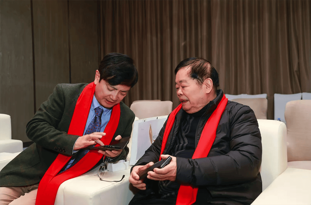 “網(wǎng)紅教授”鄭強與福建福耀科技大學創(chuàng)始人曹德旺同臺互動