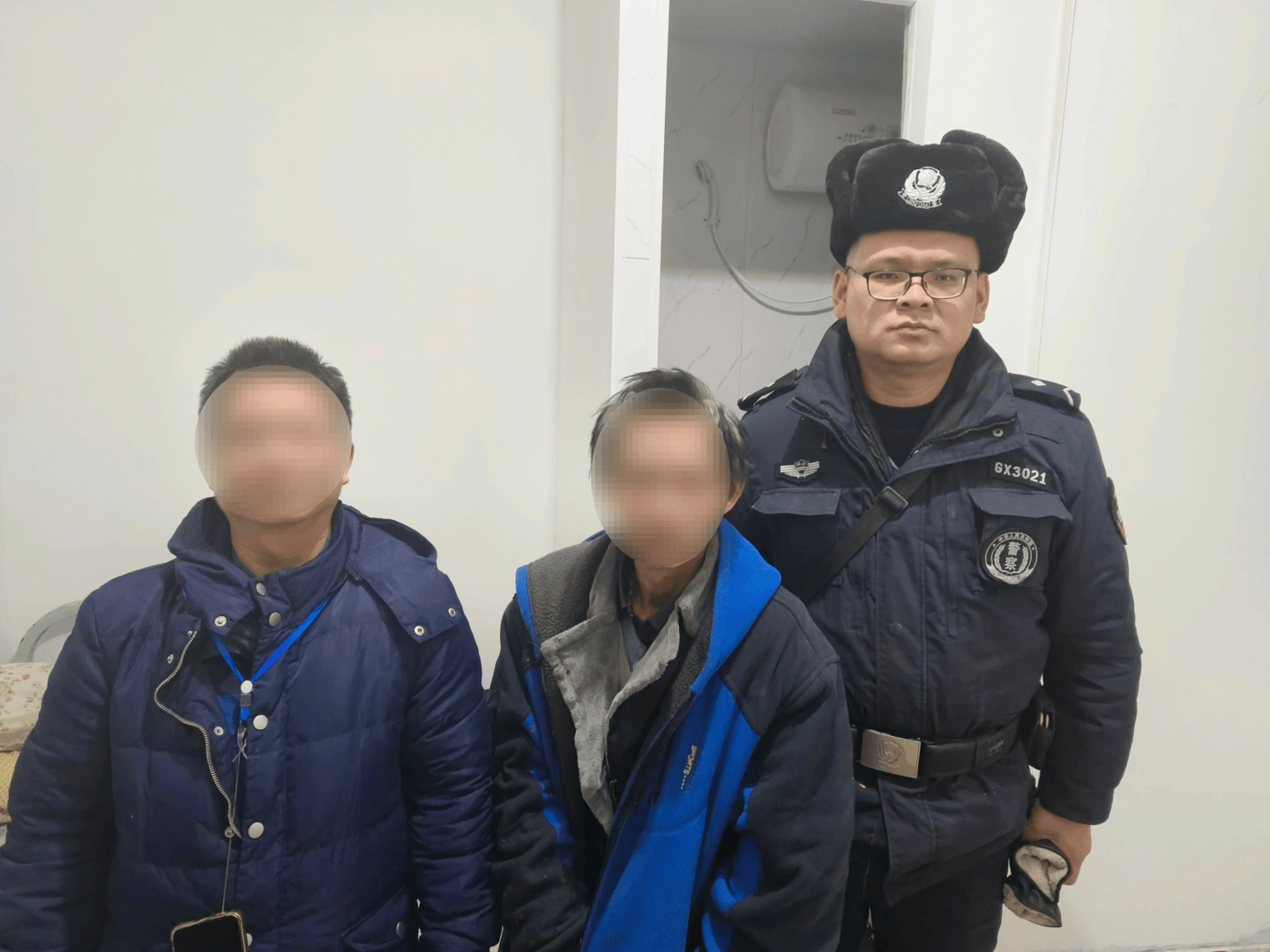 男子失聯(lián)17年流落烏魯木齊打工生病，警方相助幫他找到親人！弟弟：我們一直在找他