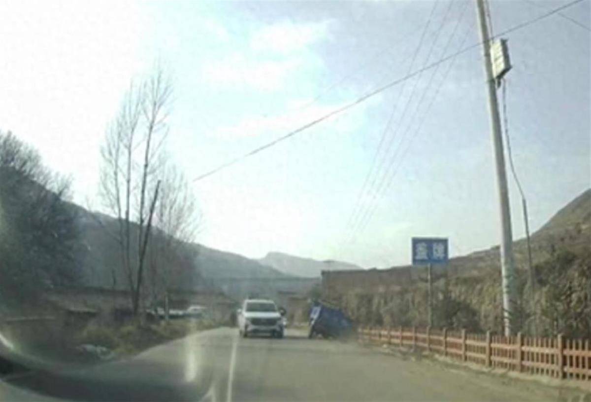 警車把農(nóng)用車“別進”溝里，三個問題需要澄清
