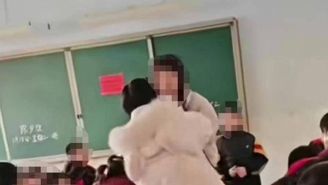 山西一老師把學(xué)生牙打掉，家人沖進(jìn)教室討說法？官方回應(yīng)